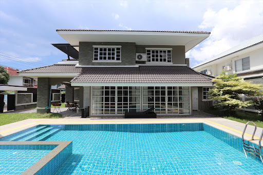 Prestige house for sale in Pattaya City (Thailand) - Modern house with swimming pool and garden