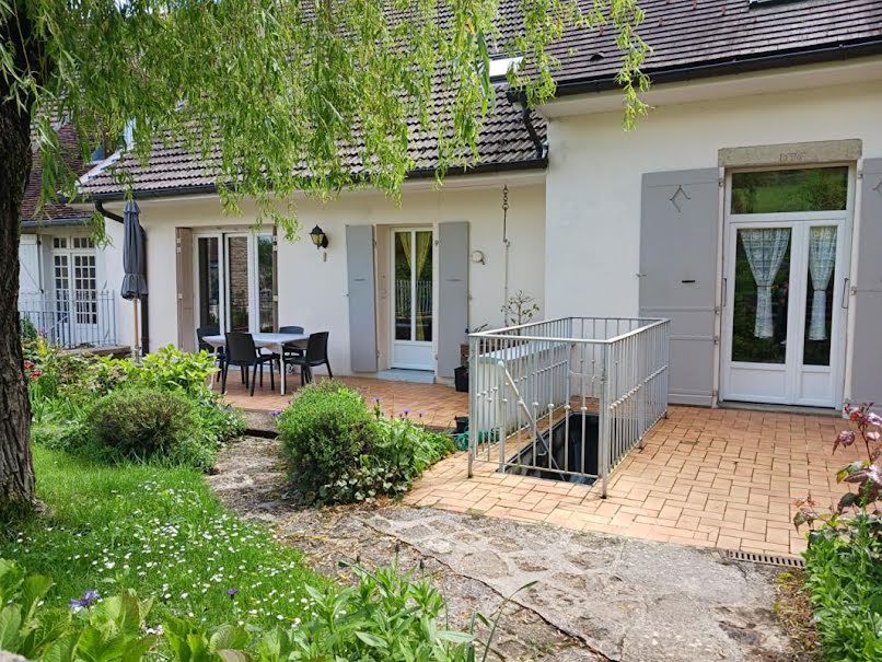 Vente maison 10 pièces 218 m² à Lons-le-Saunier (39000), 239 000 €