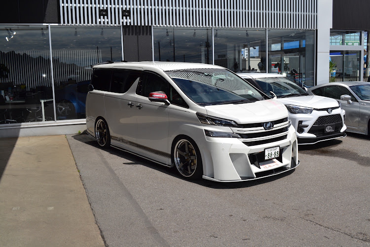 ヴェルファイアの低そうで低くない少し低い車・11年ぶりの里帰り・Kuhl Racing・team kuhl'sに関するカスタム事例の投稿画像1枚目