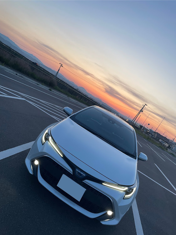 カローラスポーツのCOROLLA SPORT・いつもたくさんのいいねに感謝♪・スマホでカメ活・VOXY＆カロスポ仲間募集中・夕日をバックにに関するカスタム事例の投稿画像4枚目