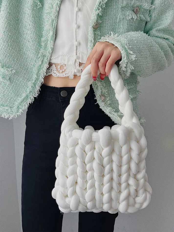 Bolsa feminina tecida à mão DIY. Artesanal, leve e estilosa, ideal para mulheres. Perfeita para praia, compras e looks casuais. Um toque único.