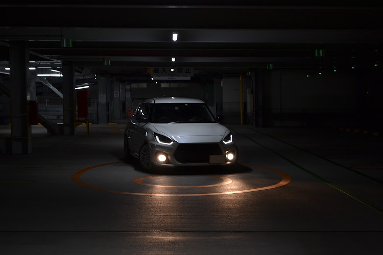 スイフトスポーツのzc33s・VOLTEX・GTウィング・立体駐車場・右斜め前写真展に関するカスタム事例の投稿画像1枚目