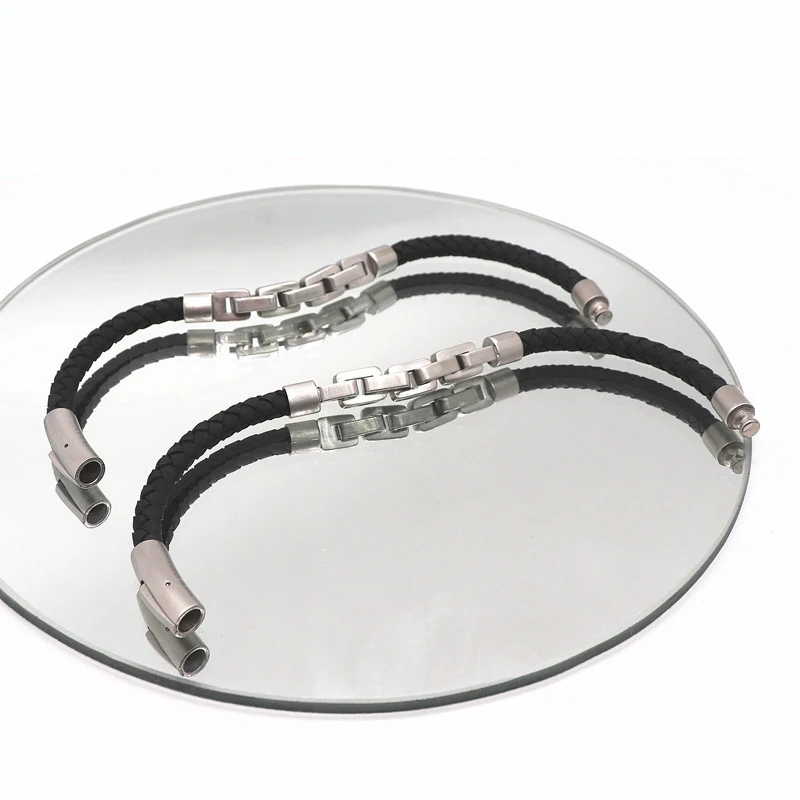 Bracelet en cuir tressé avec boucle carrée en acier inoxydable, accessoire élégant et durable pour hommes et femmes, cadeau parfait.