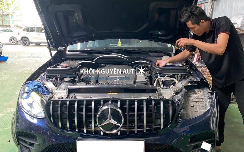 Xe Mercedes gặp vấn đề và được sửa chữa tại KhoiNguyenAuto