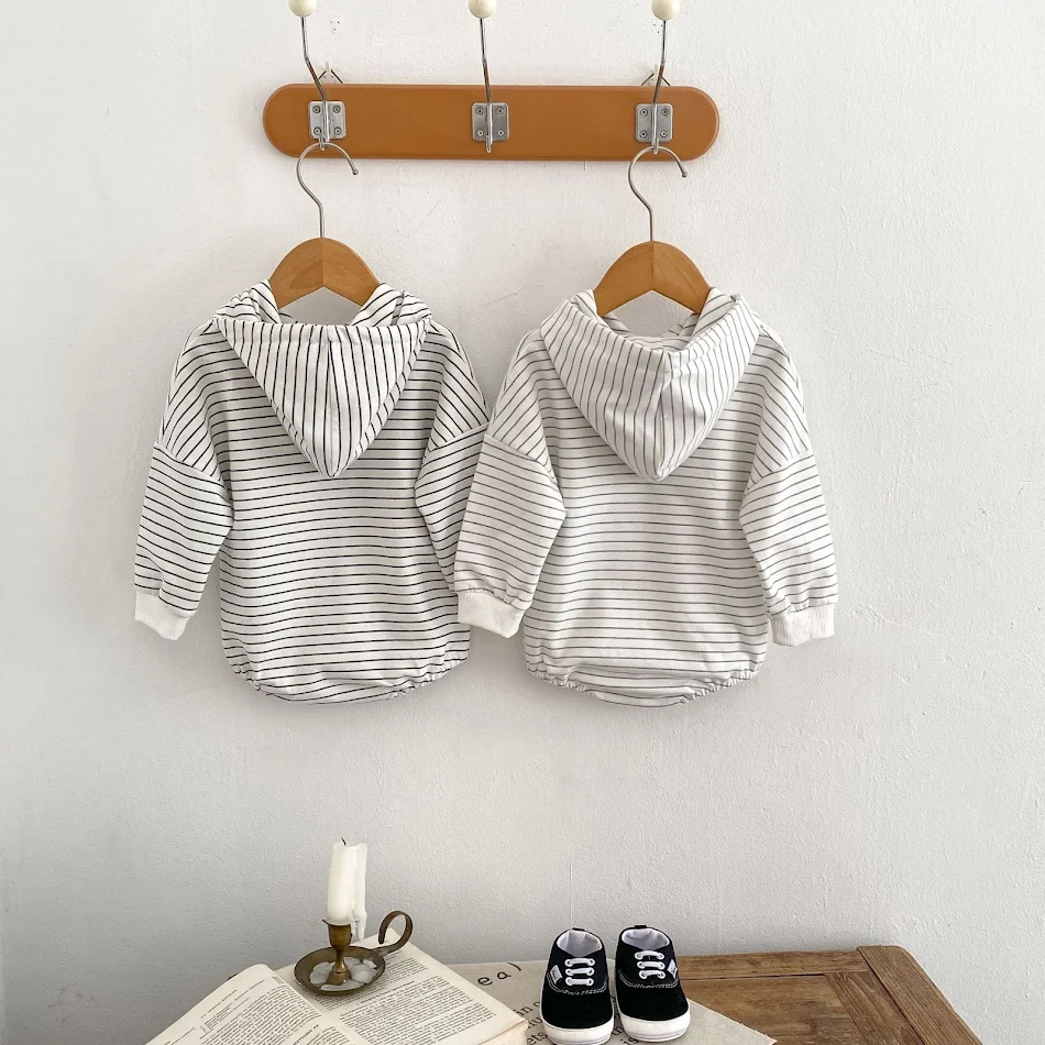 Gestreepte baby-romper met capuchon, een zachte en warme jumpsuit, ideaal om je baby comfortabel en modieus te houden.
