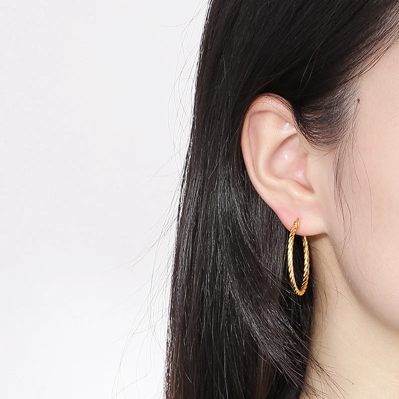 Minimalistische ronde titanium stalen damesoorbellen. Stijlvol en lichtgewicht voor een elegante en comfortabele look, perfect voor elke gelegenheid.