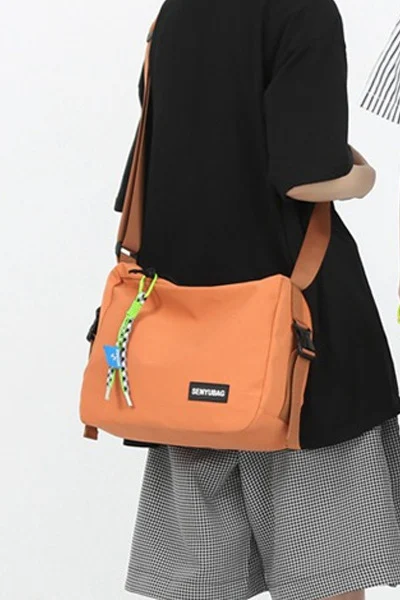 Grand sac à bandoulière de sport et de voyage pour femme, idéal pour les loisirs. Profitez de son espace généreux pour vos activités sportives.