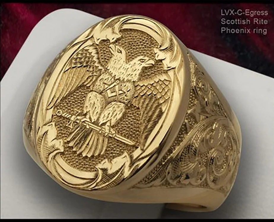 Bague sculpture ailes d'aigle bicéphale dorée, un bijou unique et puissant. Exprimez votre force avec ce symbole de noblesse et de bravoure.