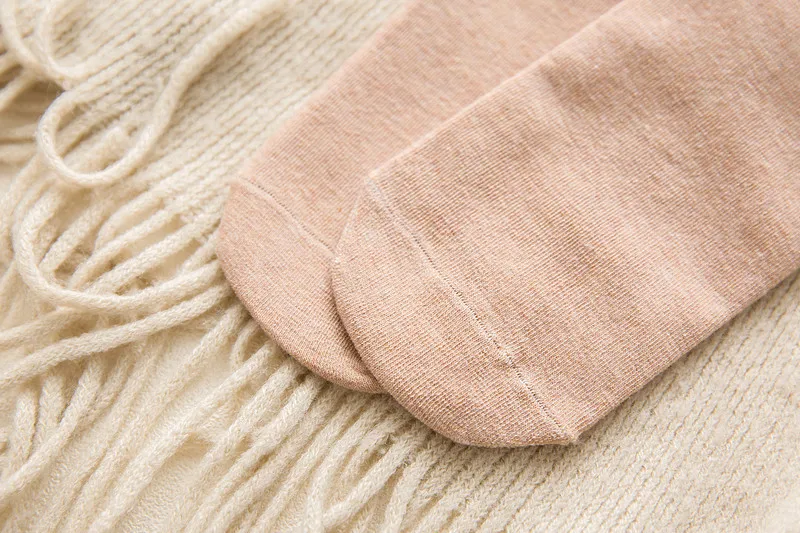 Chaussettes de Noël en coton rouge pour les amoureux du rouge cette année. Confort et style festif pour les fêtes. Le cadeau idéal.