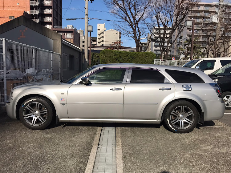 300C ツーリングの300c ツーリング・純正ホイールも悪くない・タイヤレター施工に関するカスタム事例の投稿画像2枚目
