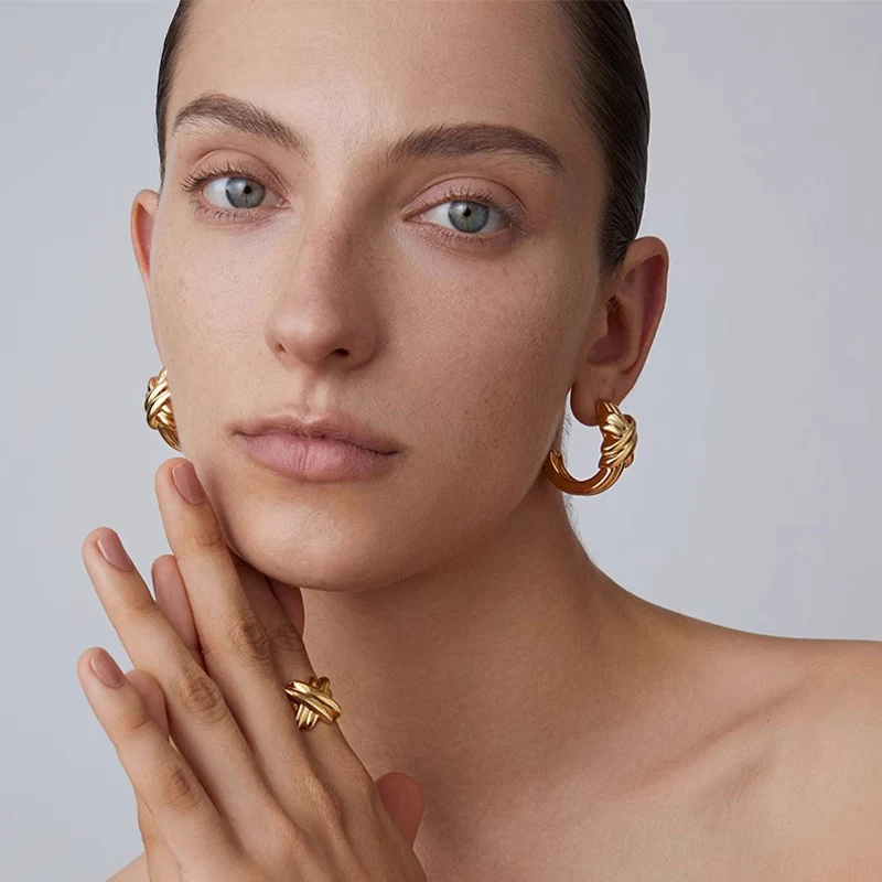 Sarmal C şeklinde küpe, lüks gelişmiş tasarım, Fransız tarzı, her kıyafete uyum sağlar, şık görünümünüzü tamamlar.