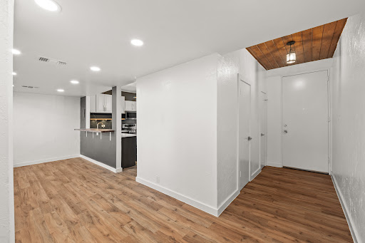 Entrance hall with open kitchen and wood floor - Buy this luxury property in San Antonio, 3 bedrooms
