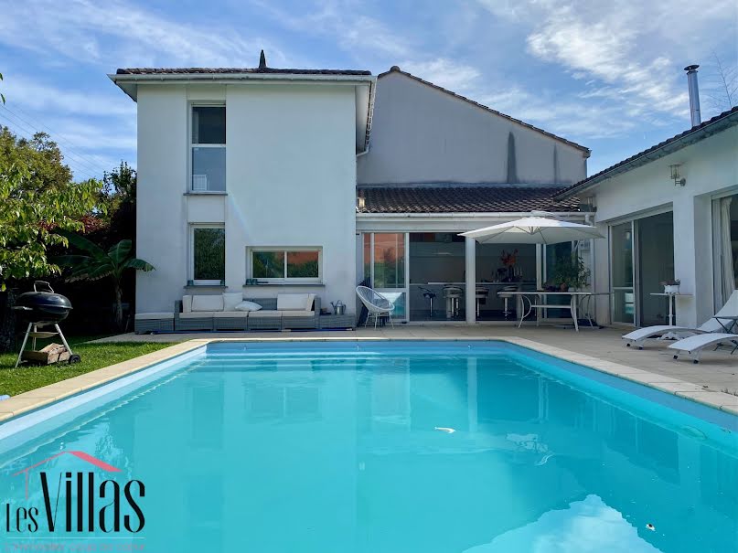 Vente villa 10 pièces 214 m² à Saint-Médard-en-Jalles (33160), 998 000 €