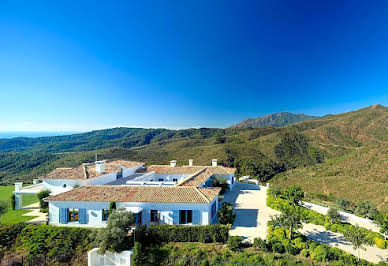 Maison avec piscine et terrasse 1