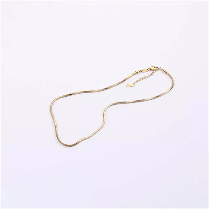 Collier femme plaqué or 18K, style français simple, chaîne fine pour clavicule. Un bijou délicat pour un look féminin et tendance.