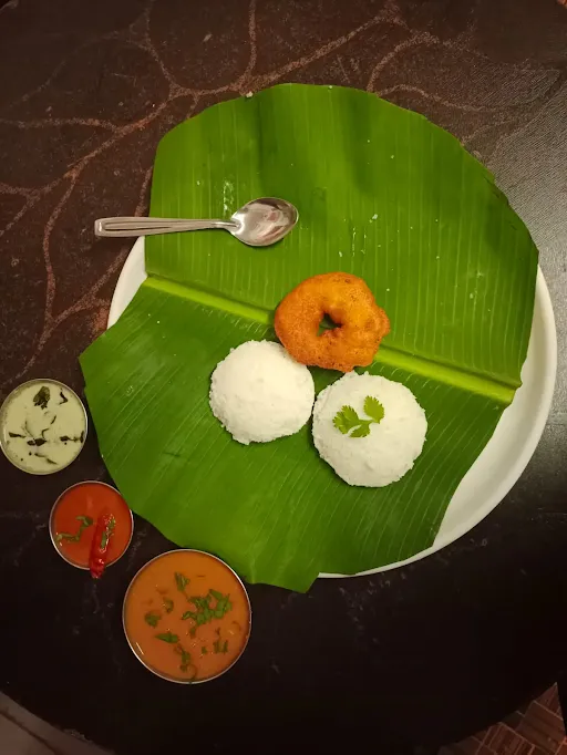 Medu Vada [2 Vada] With Idli [1 Piece]