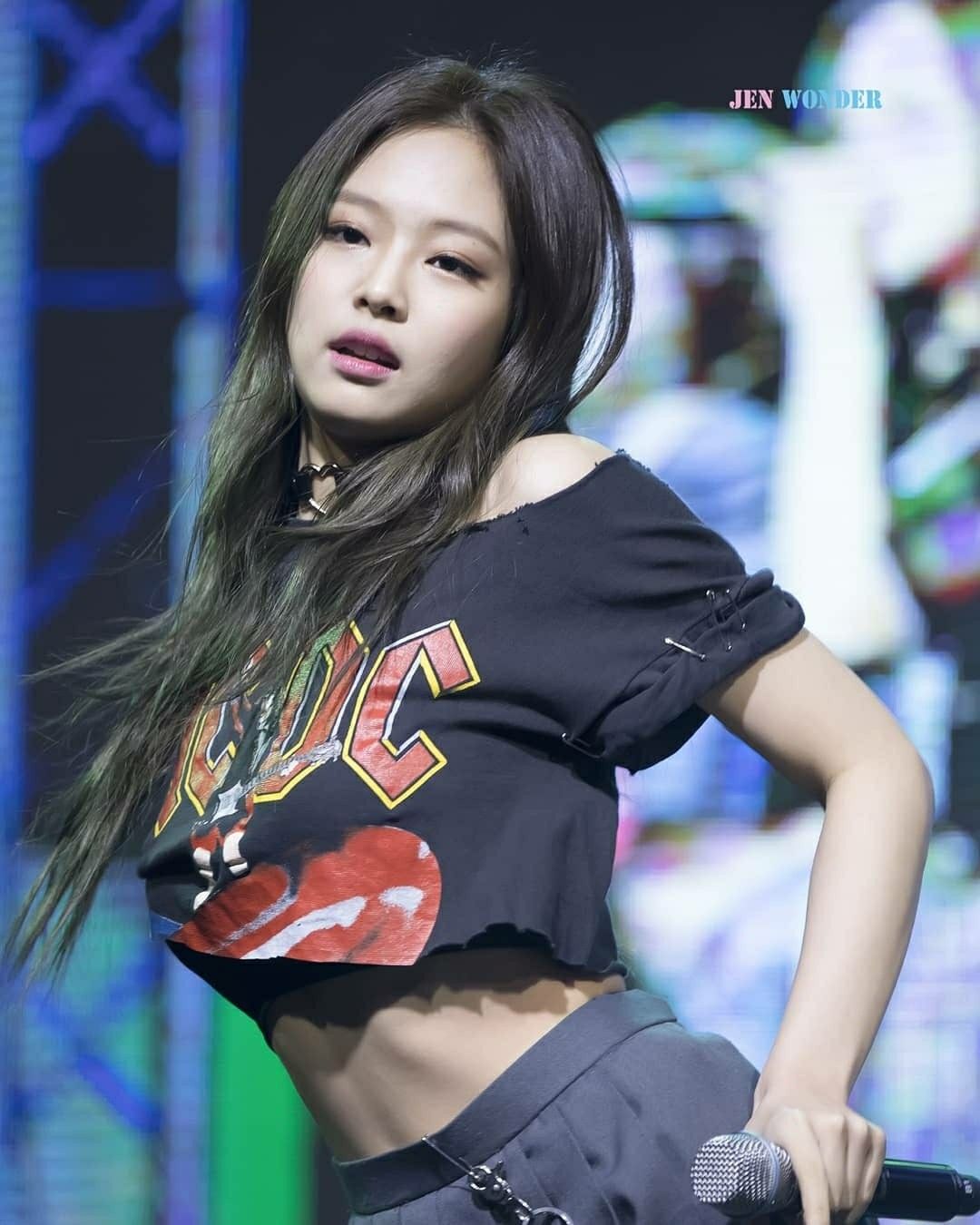 I Found 30 Photos of BLACKPINK Jennie's Stupid Hot Abs, So You're ...