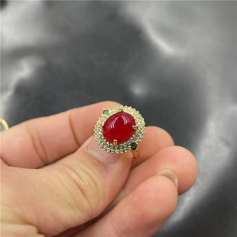 Geometrisch gevormde ring met blauwe chalcedoon. Een uniek en elegant sieraad dat perfect is voor zowel dagelijks gebruik als speciale gelegenheden.