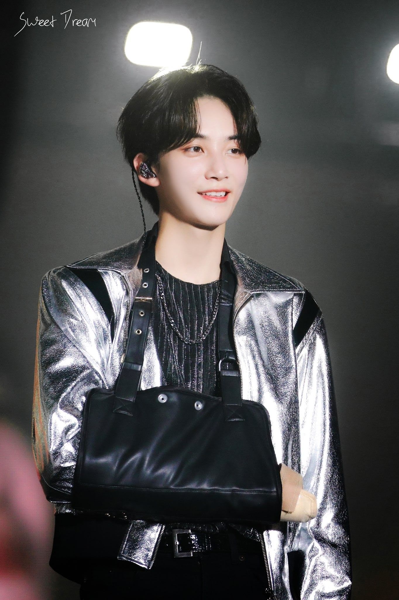 seventeen jeonghan arm cast stage outfit 3