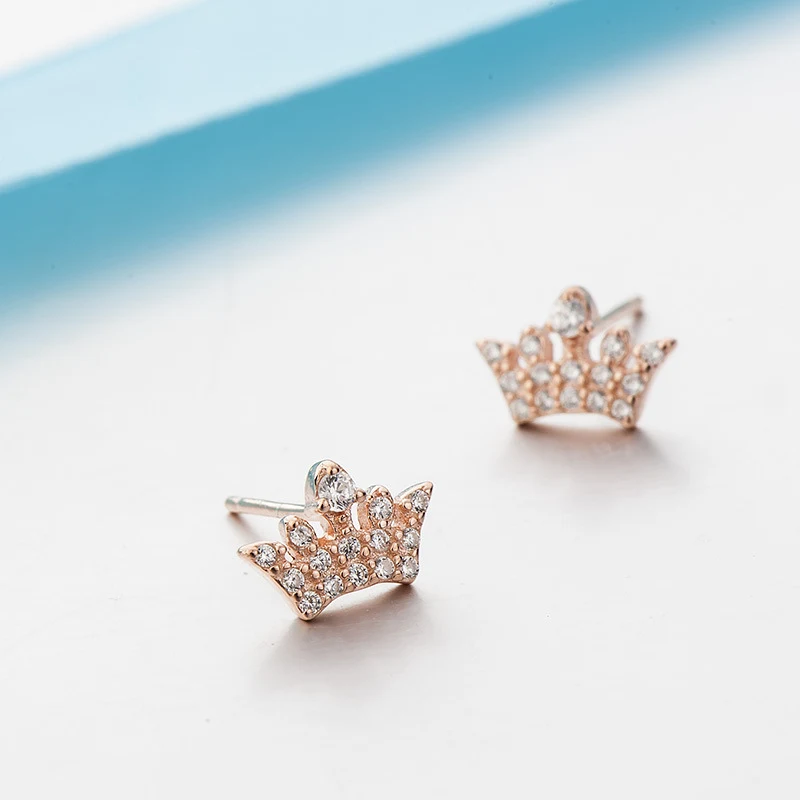 Boucles d'oreilles à clous en diamant étincelantes pour femmes. Élégance quotidienne, bijoux de fiançailles parfaits. Cadeau femme.