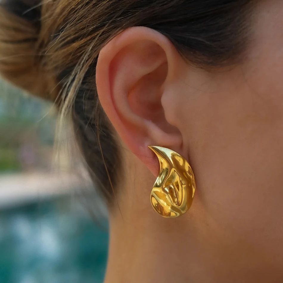 Geavanceerde Design 18K vergulde waterdruppelvormige gehamerde INS damesmode geometrische oorbellen, perfecte all-match accessoire.