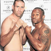 FINALISTS: Danie Venter and Thabiso Mchunu pose prior their clash on  Saturday night at Emperors Palace.
       Photo: Yolanda van der Stoep