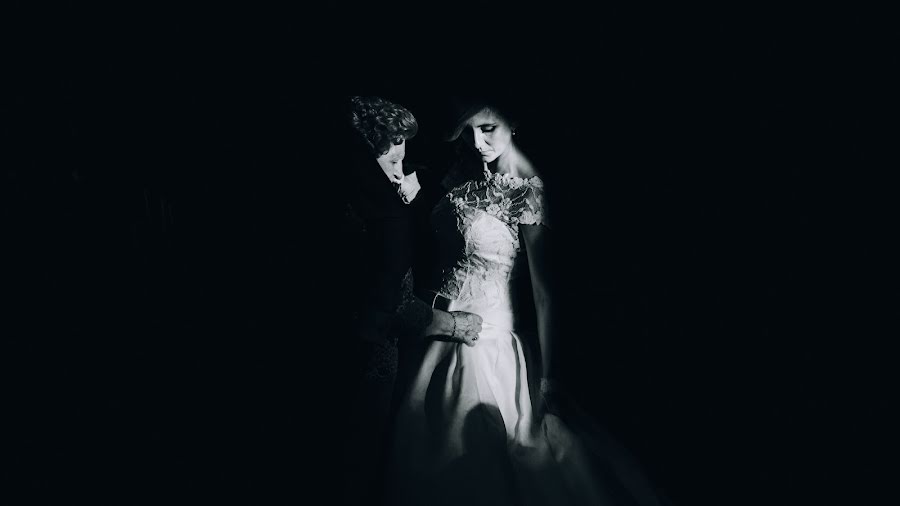 Fotografo di matrimoni Emilio Romanos (romanos). Foto del 5 aprile 2017