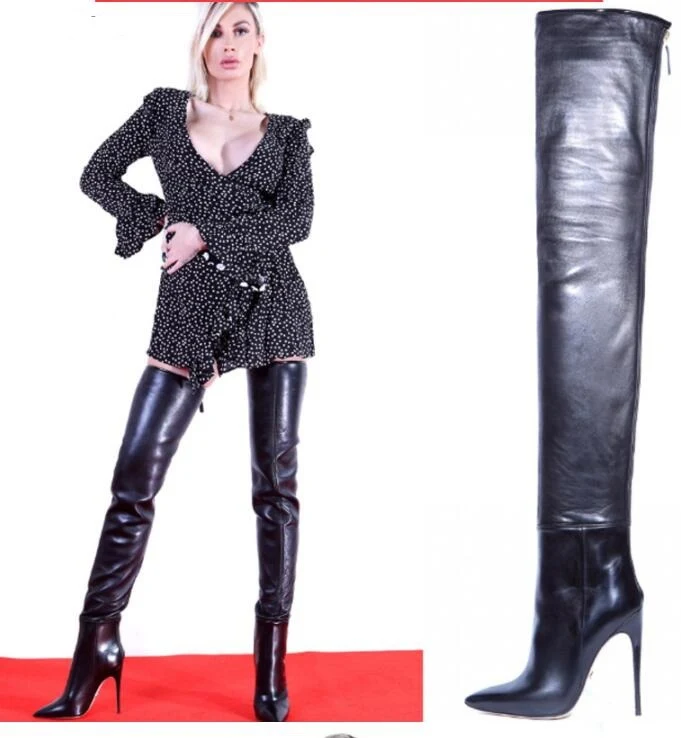 Bottes hautes à talons aiguilles et bout pointu, à panneaux de couleur unie. Élégance et style pour un look audacieux et tendance.