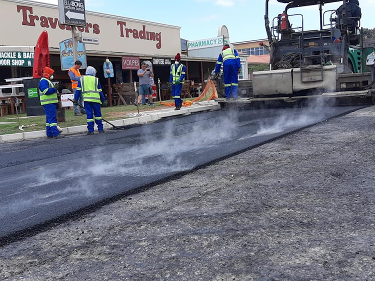 The pilot plastic road project in Jeffreys Bay was completed on Wednesday. The aim now is to extend the road through Coraal Street and then to encourage other municipalities to roll out the road-building technique