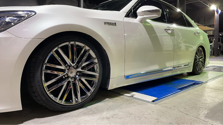 クラウンアスリートのDIY・車高調整・フォグランプ交換・車高調に関するカスタム事例の投稿画像1枚目