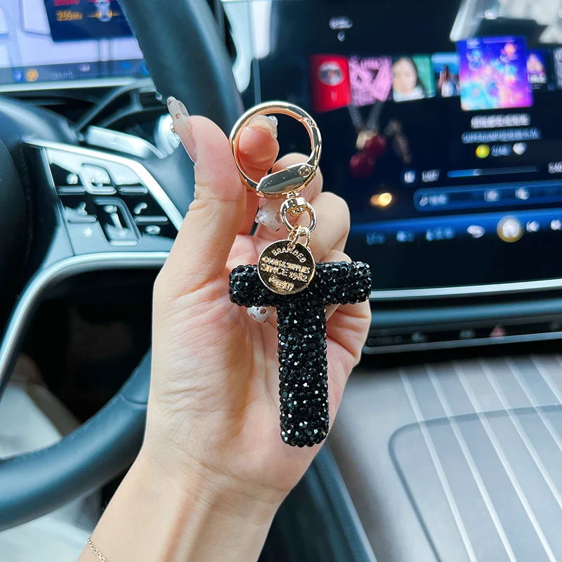 Chaveiro de letra em argila preta com diamante Personalize suas chaves com elegância! Design sofisticado e presente ideal.