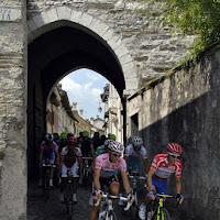 In testa la maglia rosa di 