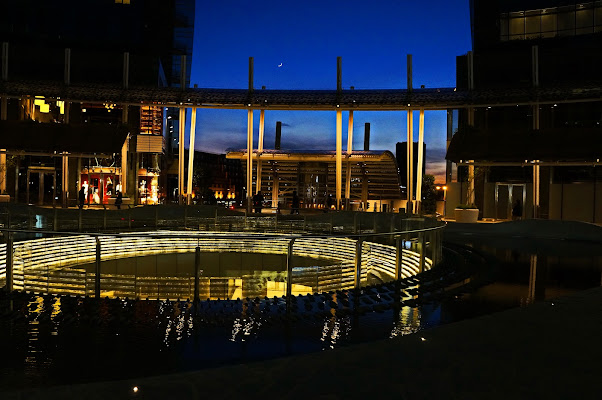 piazza Gae Aulenti dopo il tramonto del sole di jovi55