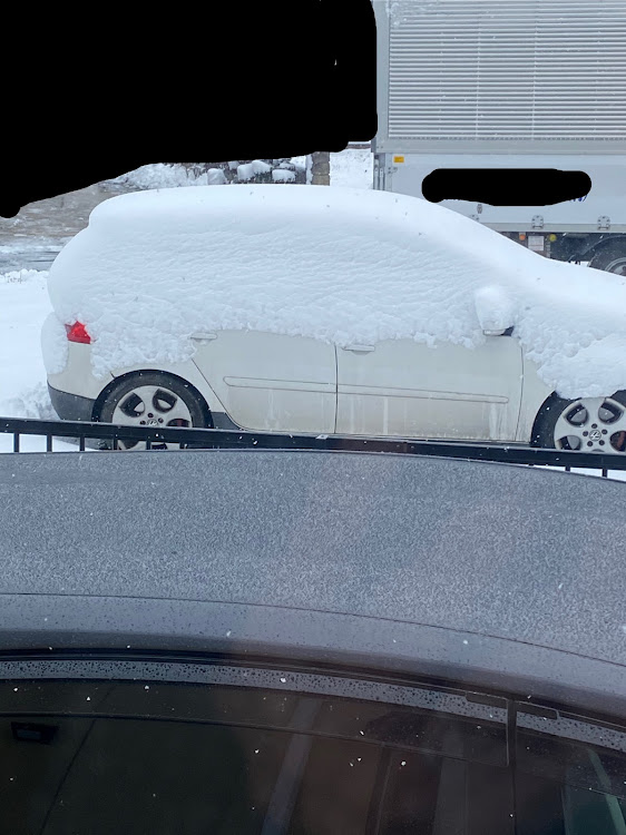 プリウスα G'sの初雪☃️・朝から雪掻き・筋肉痛決定・皆さん、運転気をつけて！に関するカスタム事例の投稿画像1枚目