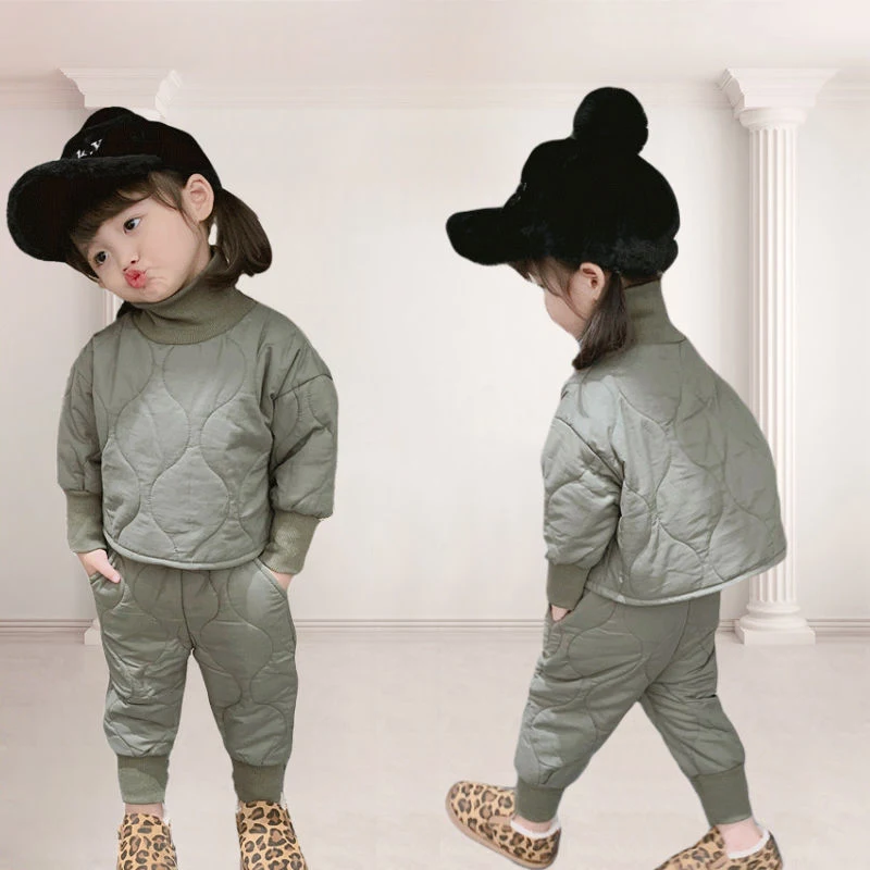 Ensemble Enfant en Coton Nouvelle Version Coréenne. Confort et style pour les petits. Doux, respirant et résistant, idéal pour jouer et explorer le monde.