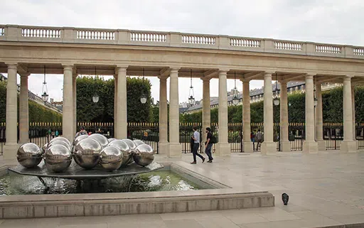 Champs-Elysées shopping. Best shops.