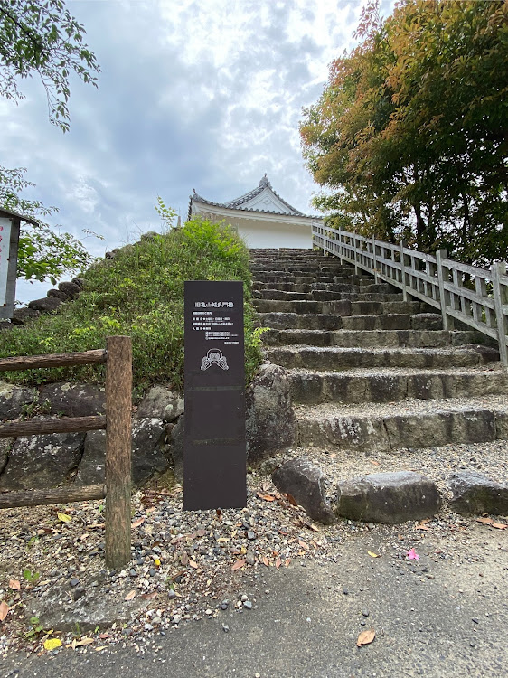 フィットの亀山城跡・紫陽花と池・櫓と愛車・お年寄りの憩いの場所・ドライブに関するカスタム事例の投稿画像4枚目
