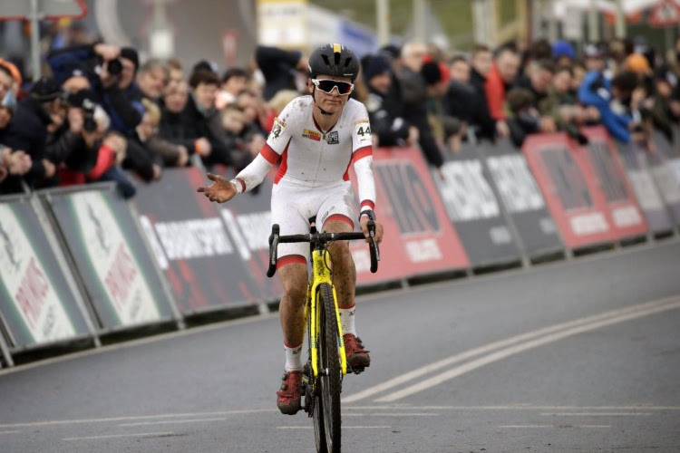 ?  Supertalent Tom Pidcock reed ondanks deze stevige valpartij nog naar de tweede plek in Hoogerheide