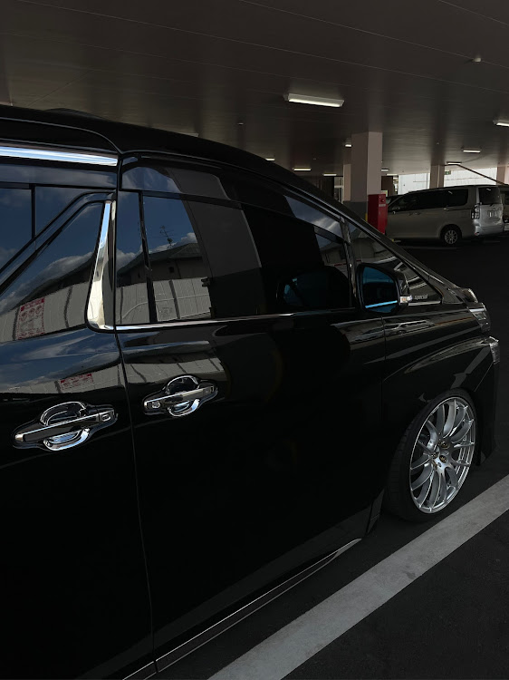 ヴェルファイアのvellfire・スモークフィルム・透過率5%・rays・コンケイブホイールに関するカスタム事例の投稿画像1枚目