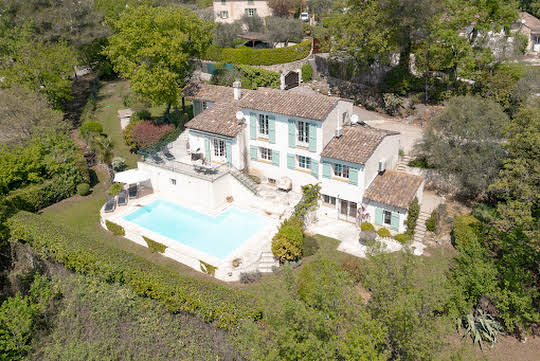 Villa with pool and garden