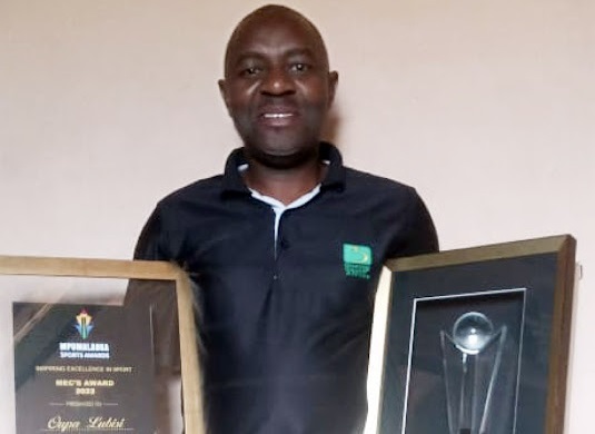 BSA manager Oupa Lubisi with his special award he won weekend.