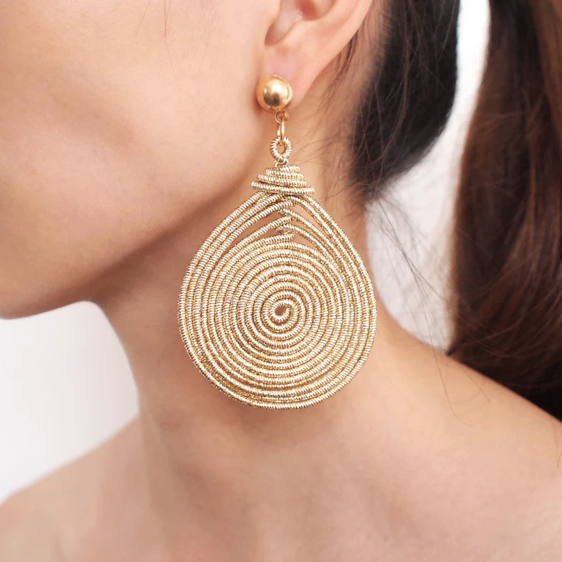 Boucles d'oreilles longues rétro multicouches avec cercles – Élégance et style garantis. Accessoire idéal pour un look unique et tendance.