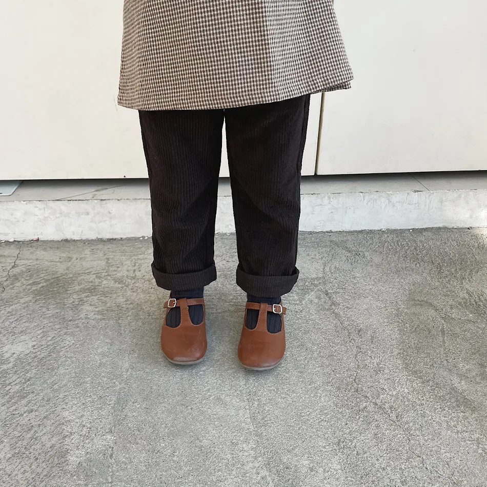 Pantalons Droits en Corduroy pour Enfants Confort et Style Intemporel Idéals pour Jouer et Explorer Design Durable et Polyvalent Parfaits pour Toutes Occasions
