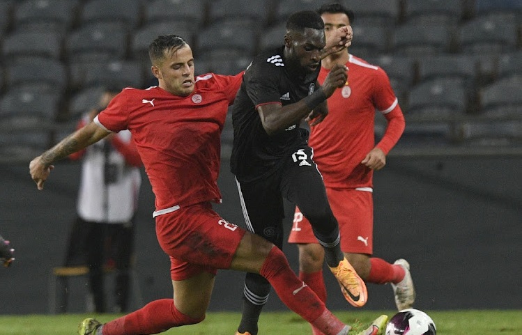 Ghazi Ayadi of Al Ittihad challenges Fortune Makaringe of Orlando Pirates on Sunday.