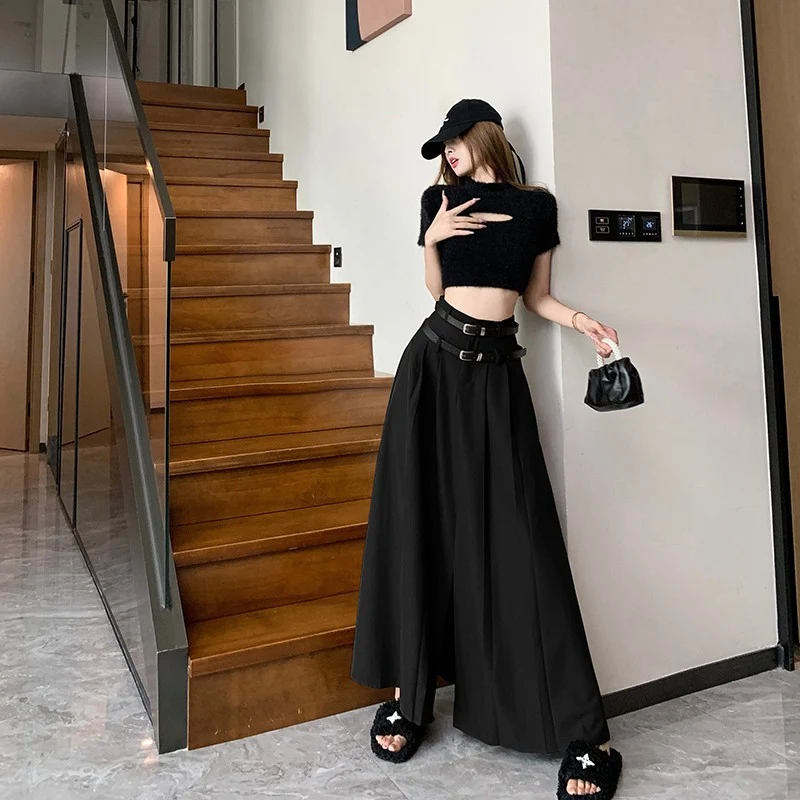 Gonna plissé snellente a vita alta da donna. Esalta la tua figura con questa gonna elegante e confortevole, perfetta per ogni occasione.