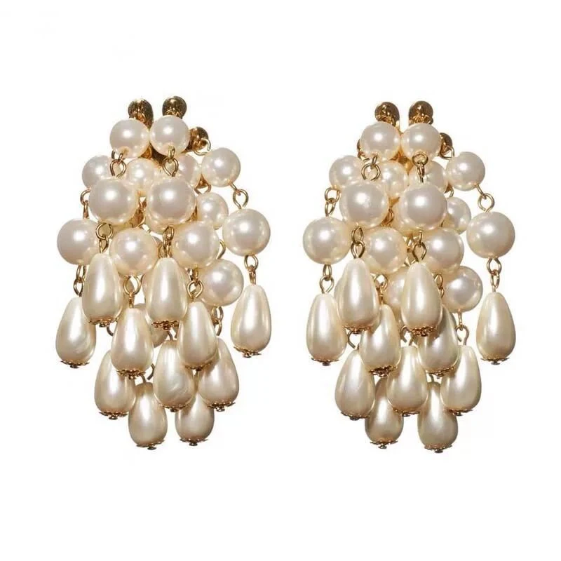 Boucles d'oreilles vintage grandes et hautes, pendentif à pampilles de perles, parfaites pour un look élégant et sophistiqué.