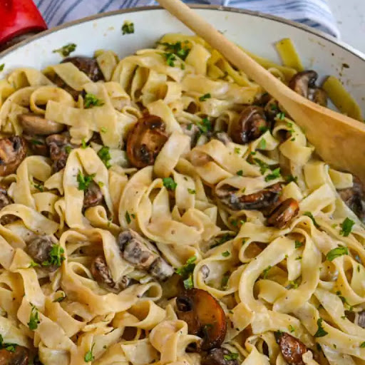 A simple Creamy Mushroom Pasta dish made with cremini and white button mushrooms, garlic, beef broth, heavy cream, and a few fresh herbs and spices. Serve as a side dish or as the main course on meatless Mondays. 

