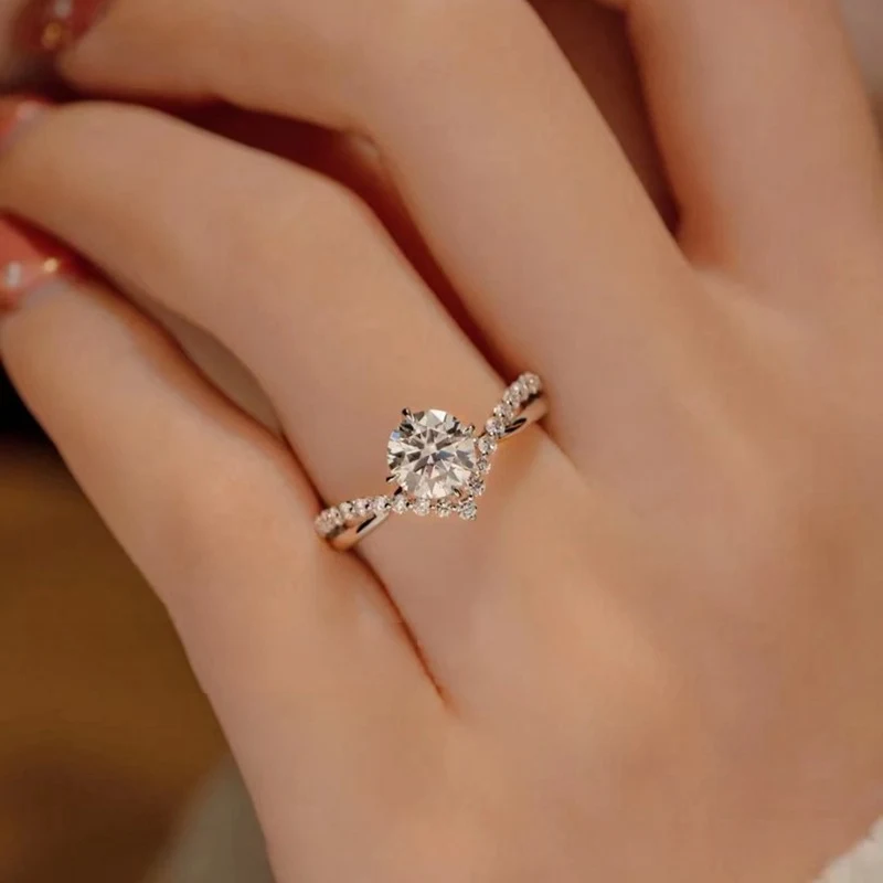 Damenring aus Sterlingsilber mit Moissanit, ein funkelndes Schmuckstück. Ideal als Geschenk oder für den Alltag. Stilvoll und langlebig.