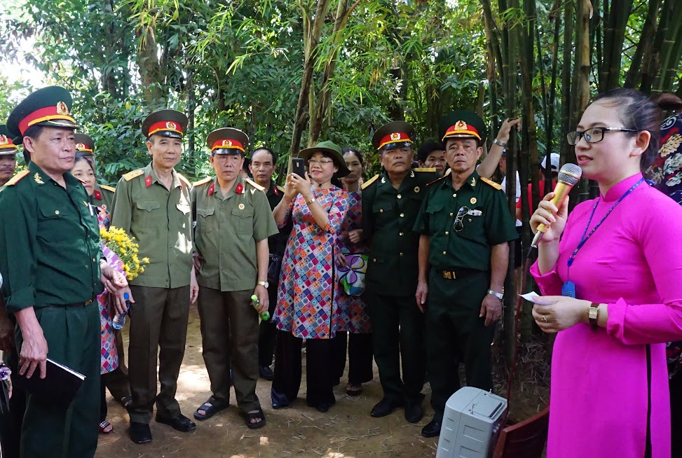 Các cựu chiến binh chăm chú lắng nghe thuyết minh về cuộc đời và nhân cách giản dị mà cao cả của Bác Hồ