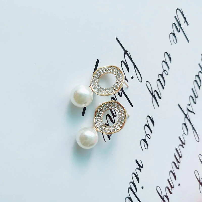 Boucles d'oreilles femme perles, mignonnes et tendance, un accessoire parfait pour sublimer votre look avec élégance au quotidien. Un bijou incontournable.
